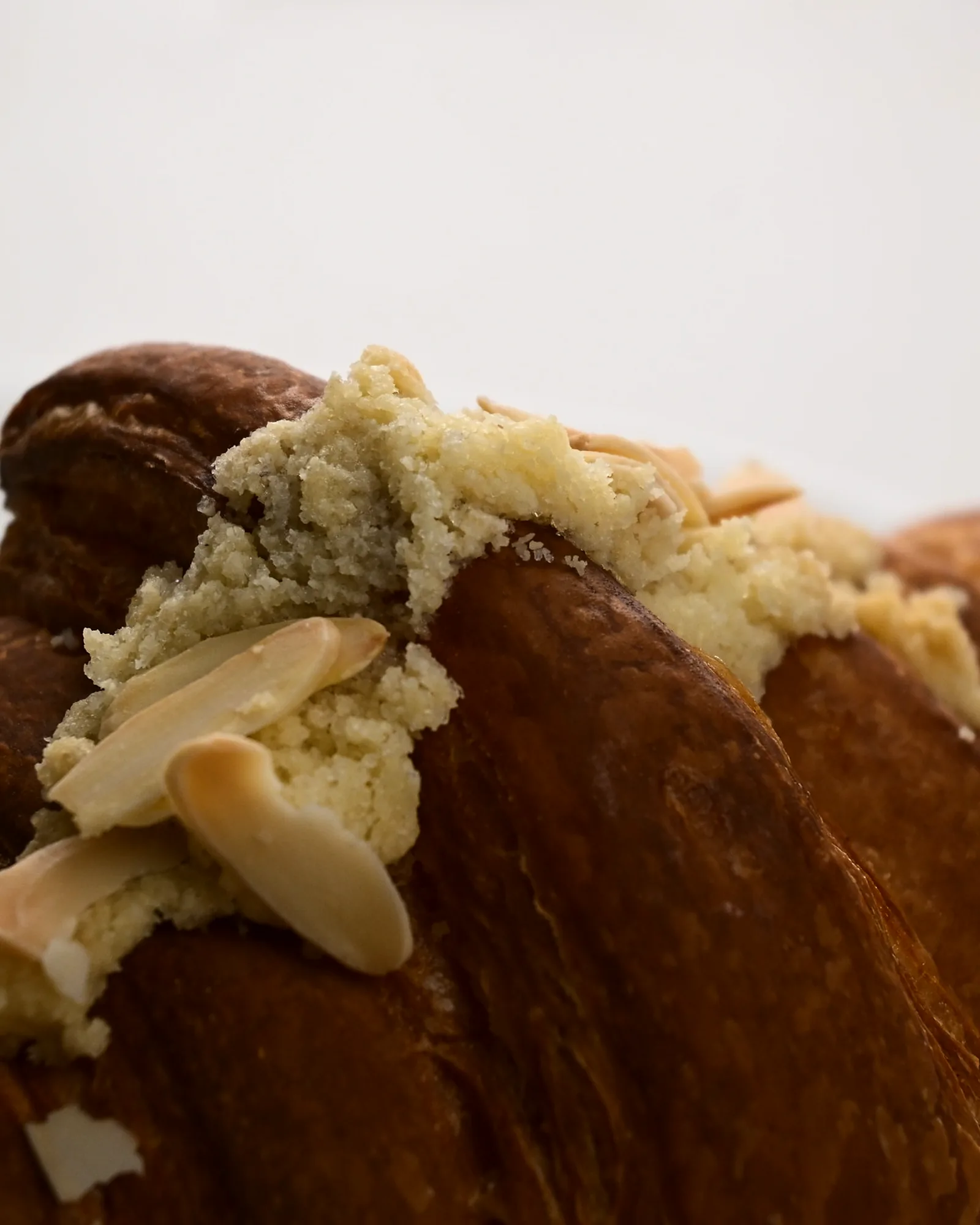 A croissant filled with pistachio cream and flaked almonds